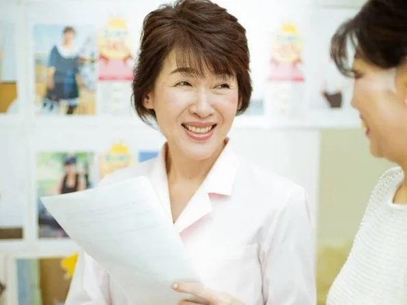 カウンセリングシートを手に笑顔で話す代表の加藤